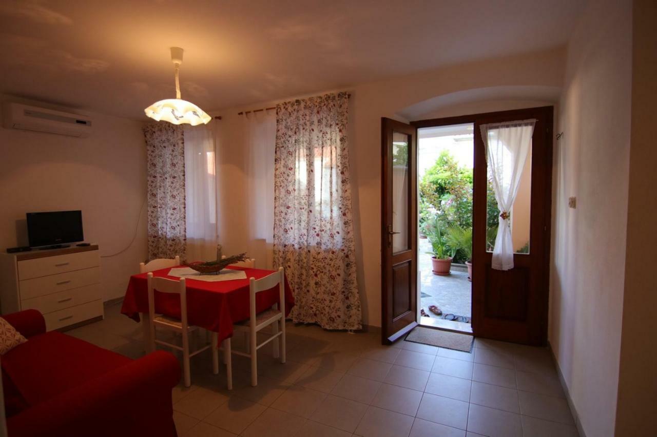 App With A Lovely Patio Mali Lošinj Extérieur photo